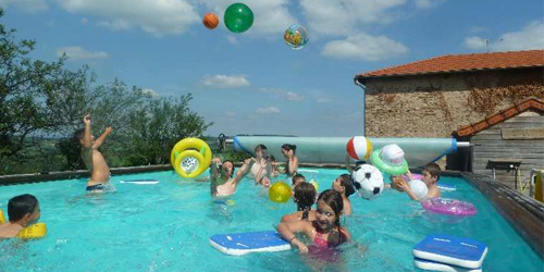 Groupe d'enfant en mini-camps dans la piscine